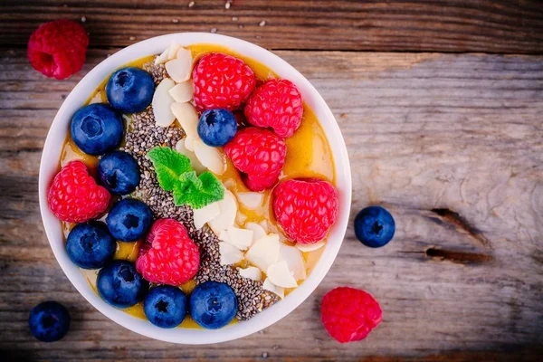 Tropisk smoothie bowl med hallon, blåbär, chiafrön och mandlar — Stockfoto
