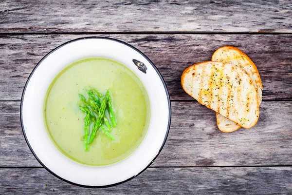 Zelfgemaakte crème soep met asperges en geroosterde ciabatta — Stockfoto