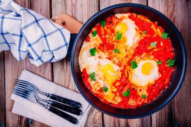 Shakshuka. Kızarmış yumurta domates, kırmızı biber ve maydanoz ile