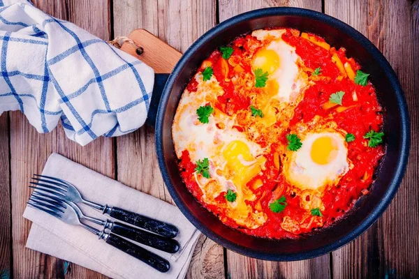 Shakshuka. Kızarmış yumurta domates, kırmızı biber ve maydanoz ile — Stok fotoğraf