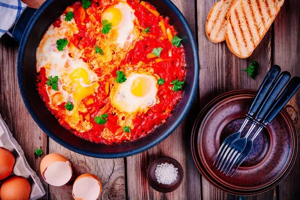 Shakshuka. Kızarmış yumurta domates, kırmızı biber ve maydanoz ile — Stok fotoğraf