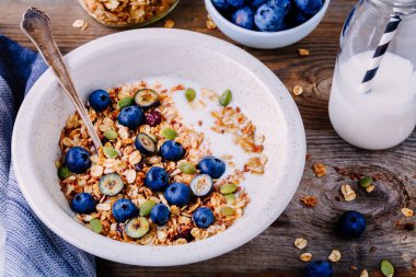 Sağlıklı Kahvaltı: yulaf granola yoğurt, taze yaban mersini ve kabak çekirdeği 