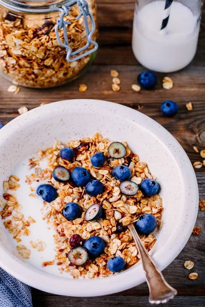 Desayuno saludable: granola de avena con yogur y arándanos frescos — Foto de Stock