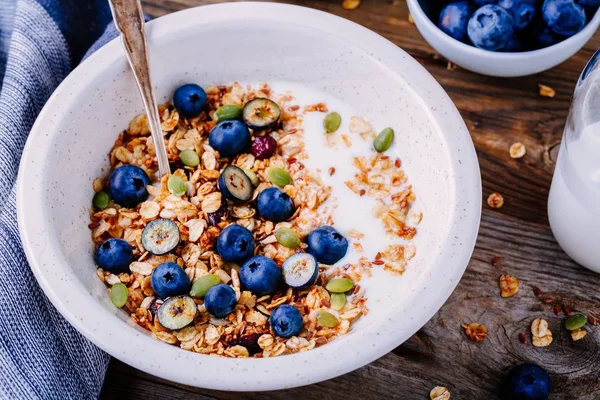 健康的早餐︰ 燕麦格兰诺拉麦片，酸奶，新鲜蓝莓和南瓜种子 — 图库照片