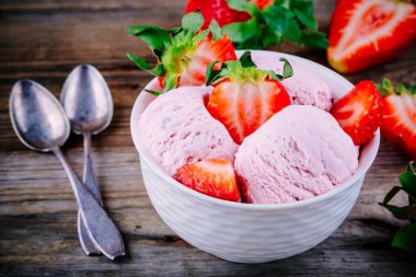 Ev yapımı yoğurt dondurma taze çilek ile