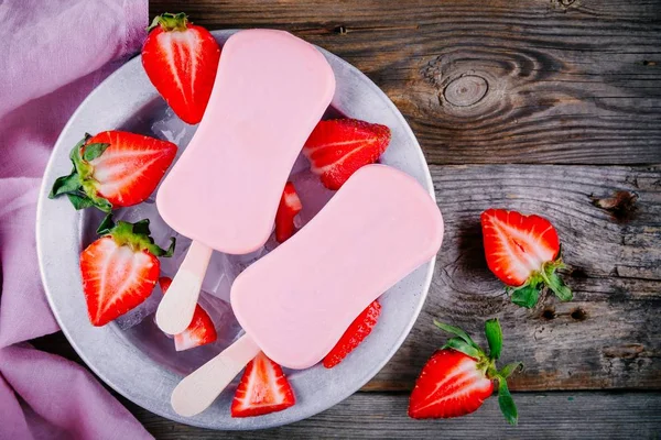 新鮮な果実とイチゴ ヨーグルト アイス クリーム アイスキャンディー — ストック写真