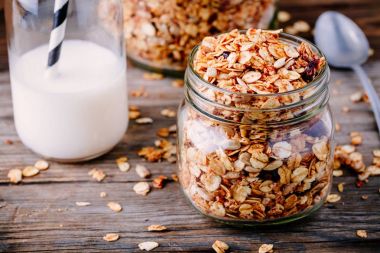 Sağlıklı kahvaltı ev yapımı granola cam
