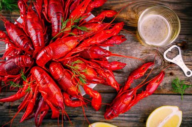 Dereotu ve bira ile haşlanmış kerevit 