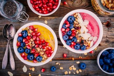 Sağlıklı yaz kahvaltı mango ve granola, yaban mersini, nar ve chia tohum ile Ahududu güler yüzlü kase