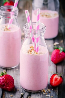 Çilekli milkshake cam granola ile