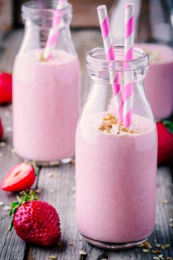 Granola cam ile çilek güler yüzlü