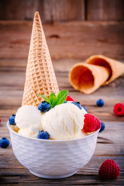 ラズベリーとブルーベリーと自家製バニラアイス クリーム — ストック写真