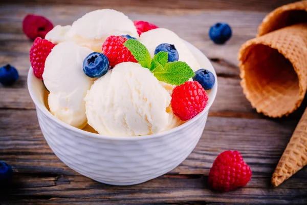 Homemade vanilla ice cream with raspberries and blueberries — Stock Photo, Image