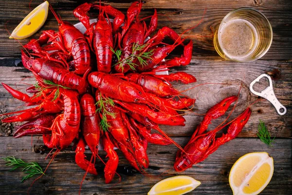 Dereotu ve bira ile haşlanmış kerevit 