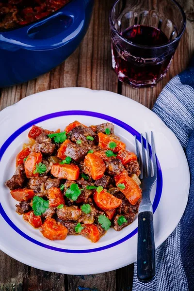 Rindfleisch mit Karotten geschmort — Stockfoto