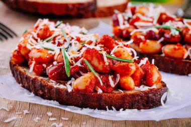 Bruschetta rosemary ile domates soslu kuru fasulye ile 