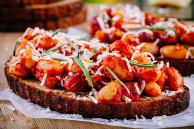 Bruschetta rosemary ile domates soslu kuru fasulye ile 