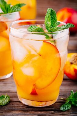 Yaz soğuk içecekler: ev yapımı şeftalili buzlu çay buz küpleri ve nane gözlük