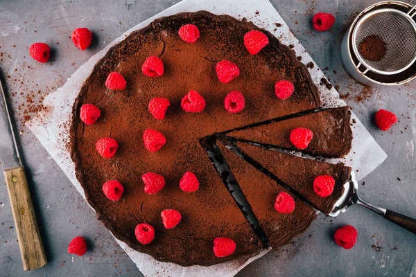 Chocolade taart met frambozen — Stockfoto