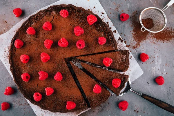Chocolade taart met frambozen — Stockfoto