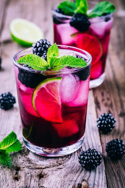 BlackBerry mojito cocktail med lime och mynta — Stockfoto