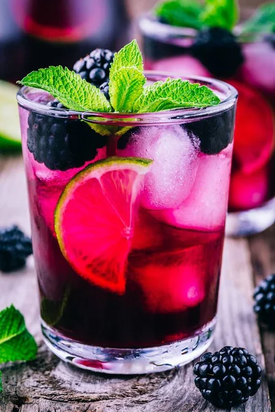 BlackBerry smash cocktail med lime och mynta — Stockfoto