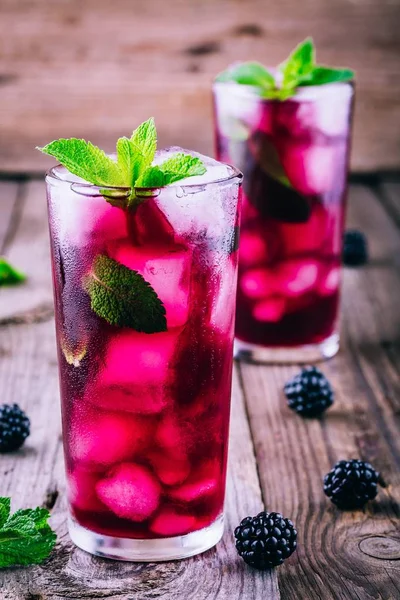 BlackBerry mojito cocktail med lime och mynta — Stockfoto