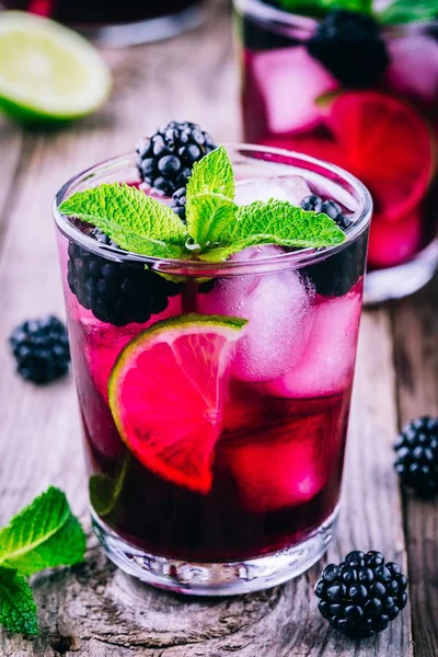 Blackberry lemonade with lime, and mint — Stock Photo, Image