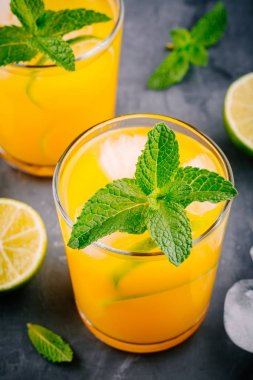 Taze yaz sarı limonata limon ve nane ile