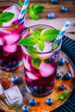 Yaban mersini buz sangria nane gözlük ile