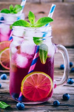 Yaban mersini limonata limon ve nane mason kavanoza 