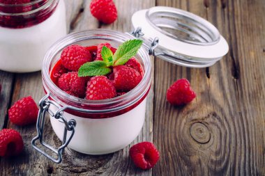 İtalyan tatlı panna cotta frambuaz sos, taze meyveler ve nane ile