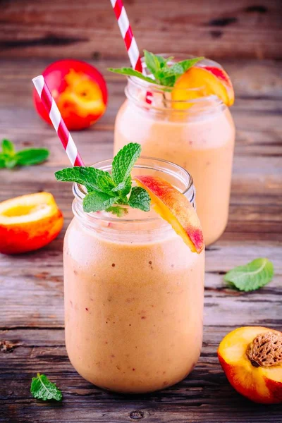 Ahşap zemin üzerine nane bir mason kavanoza sağlıklı nektarin smoothies