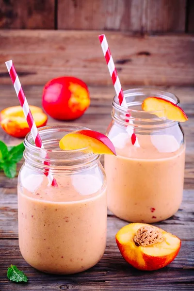 Ahşap zemin üzerine nane bir mason kavanoza şeftali smoothies