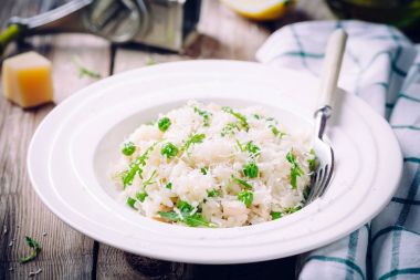 Ev yapımı tavuk, yeşil bezelye, roka ve parmesan risotto