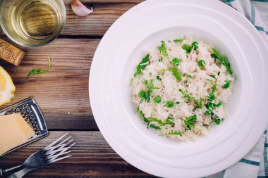 Ev yapımı tavuk, yeşil bezelye, roka ve parmesan risotto