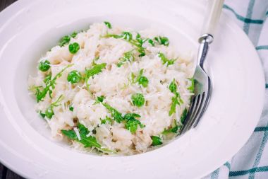 Ev yapımı tavuk, yeşil bezelye, roka ve parmesan risotto