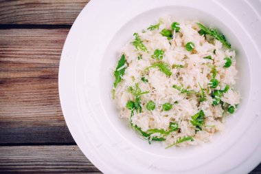 Ev yapımı tavuk, yeşil bezelye, roka ve parmesan risotto