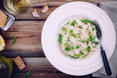 Ev yapımı tavuk, yeşil bezelye, roka ve parmesan risotto