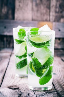 taze mojito kokteyl limon, nane ve buz cam