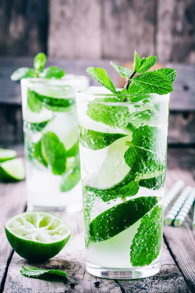 Frische kalte Limonade mit Limette, Minze und Eis im Glas — Stockfoto