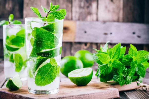 Frische kalte Limonade mit Limette, Minze und Eis im Glas — Stockfoto