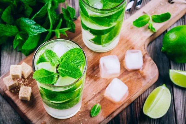 Frische Mojito-Cocktails mit Limette, Minze und Eis im Glas — Stockfoto
