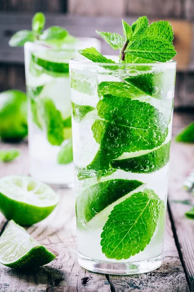 Cocktails de mojito frais au citron vert, menthe et glace en verre — Photo