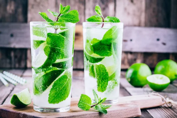 Cocktails de mojito frais au citron vert, menthe et glace en verre — Photo