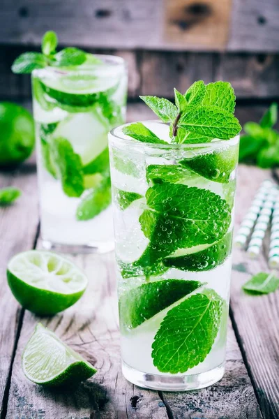 Cocktails de mojito frais au citron vert, menthe et glace en verre — Photo