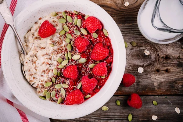 健康的早餐： 麦片粥新鲜树莓、 亚麻籽、 南瓜籽 — 图库照片