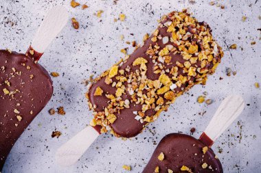 Çikolatalı dondurma dondurma rustik arka plan üzerinde