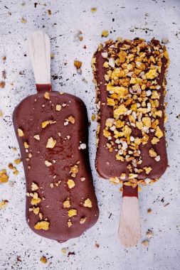 Çikolatalı dondurma dondurma rustik arka plan üzerinde