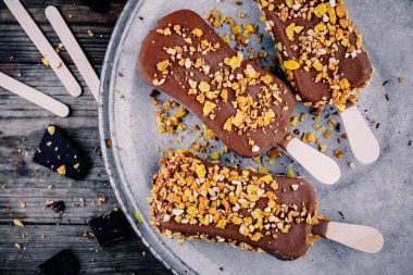 Çikolatalı dondurma dondurma rustik arka plan üzerinde